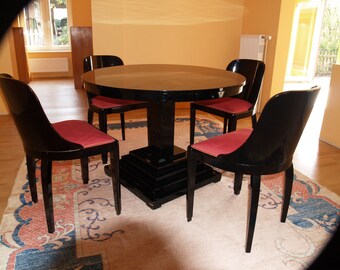 Art Deco Sitzgruppe Tisch (103 cm Dia.), 4 Stühle, schwarz Schellack, rote Sitzbezüge. Sehr elegant.