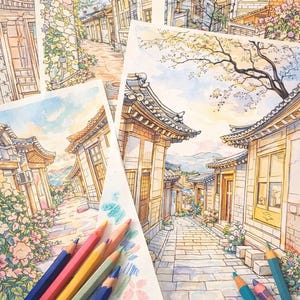 Puede incluir: Ilustraciones en acuarela de una escena callejera de un pueblo coreano con arquitectura tradicional. La obra presenta dibujos detallados de edificios, calles empedradas y flores coloridas. Lápices de colores están esparcidos alrededor de la obra, sugiriendo el proceso creativo.