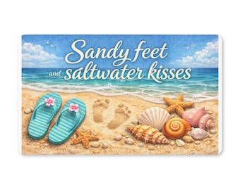 Felpudo con diseño de pies arenosos y besos de agua salada / Escena de playa con conchas marinas y chanclas de estrella de mar