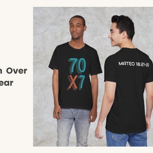 Könnte beinhalten: Zwei Personen tragen schwarze T-Shirts. Auf der Vorderseite des ersten Shirts stehen die Zahlen "70" in Türkis und "X7" in Orange. Auf der Rückseite des zweiten Shirts steht der Text "MATEO 18:21-22" in Weiß. Links stehen die Worte "Faith Over Fear".