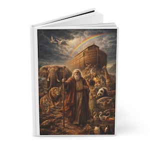 Op de afbeelding: Hardcover notitieboek met een gedetailleerde illustratie van de Ark van Noach. De afbeelding toont Noach met dieren, een regenboog en de ark. De omslag heeft een witte rand en een spiraalbinding. Het kunstwerk is rijk aan kleuren en details, geschikt om in te schrijven of te schetsen.