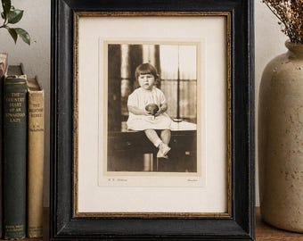 Antike Kinder Portraitfotografie – R.G. Harkness Studio Passepartout - Anfang des 20.Jahrhunderts Sepia Foto