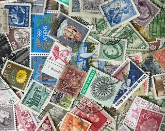 Colección de sellos postales antiguos: sellos internacionales seleccionados para coleccionistas, scrapbooking y collage. Mezcla internacional colorida: 50, 100, 200