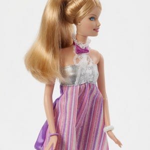 Barbie Fashion Fever de piel pálida y rubia fresa, poco común, con vestido rosa.