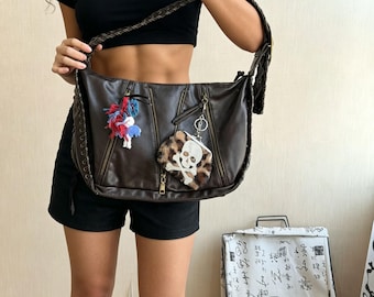 Gothic Skull Skeleton Charm Shoulder Bag，Y2K Punk Black ， Crossbody Purse with Keychain Gift
