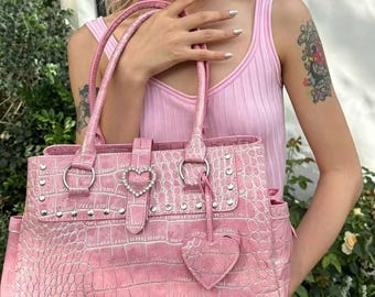 BOLSO: Bolso tote rosa con relieve de cocodrilo estilo Y2K, bolso de mano estilo Barbie con dije de corazón y tachuelas.