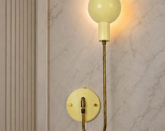 Arandela de parede moderna em latão com globo e vidro fosco, estilo meados do século XX. Arandela de parede artesanal, estilo meados do século XX.