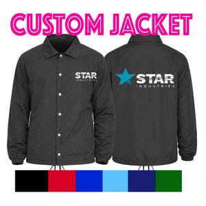 Może przedstawiać: Czarna kurtka na zamówienie z napisem "CUSTOM JACKET" w kolorze różowym. Z przodu kurtki znajduje się białe logo "STAR INDUSTRIES". Z tyłu kurtki znajduje się turkusowa gwiazda i logo "STAR INDUSTRIES". Pokazano paletę kolorów czarnego, czerwonego, niebieskiego, jasnoniebieskiego, fioletowego i zielonego.