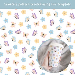 Puede incluir: Un patr&oacute;n continuo con ilustraciones repetidas de mariposas en tonos morado, amarillo y azul, intercaladas con flores simples de cinco p&eacute;talos en amarillo y azul sobre un fondo blanco, mostrado en un vaso de viaje.