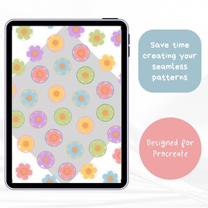Puede incluir: Una tableta que muestra un patr&oacute;n digital de flores coloridas en c&iacute;rculos sobre un fondo de diamante gris. A la derecha aparecen dos burbujas de texto: una azul claro con el texto "Save time creating your seamless patterns" y una rosa con "Designed for Procreate".