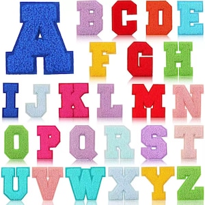 Könnte beinhalten: Eine Sammlung von sechsundzwanzig Buchstaben-Aufnähern im College-Stil mit einer strukturierten Chenille-Stoffoberfläche. Jeder Buchstabe ist in einer eigenen leuchtenden Farbe gehalten, darunter Blau-, Rot-, Gelb-, Grün-, Rosa-, Lila- und helle Türkistöne.