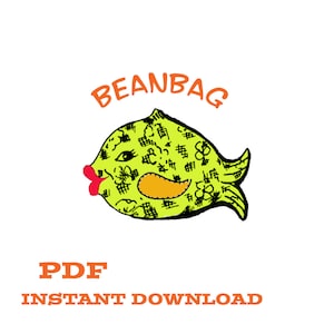 Puede incluir: Una ilustración digital de un puf verde con forma de pez con una boca roja y marcas negras. El texto "BEANBAG" está por encima del pez y el texto "PDF DESCARGA INSTANTÁNEA" está debajo del pez.