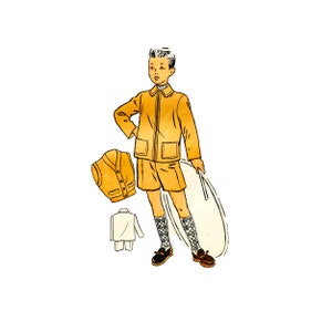 Peut inclure: Un garçon portant une veste jaune, un short et des chaussettes. Il tient un bâton en bois. Il y a une chemise blanche et un gilet jaune en arrière-plan.