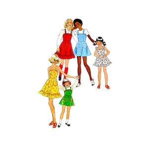 Peut inclure: Cinq filles portant des robes de styles différents. Les filles portent une robe rouge, bleue, jaune, verte et à fleurs. Les filles sont debout en cercle.