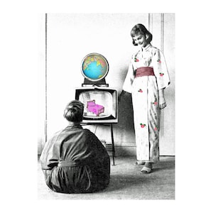 Puede incluir: Una fotografía en blanco y negro de dos personas en una habitación. Una persona que lleva una bata está sentada en el suelo mirando una pantalla de televisión. La pantalla de televisión muestra una cama rosa. Una persona que lleva una bata blanca con flores rosas está de pie en el fondo. Un globo terráqueo está encima del televisor.