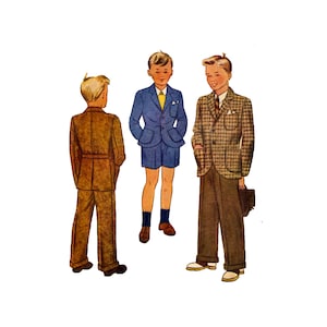 Peut inclure: Trois garçons portant des costumes différents. Le garçon à gauche porte un costume marron. Le garçon au milieu porte un costume bleu avec une chemise blanche et une cravate bleue. Le garçon à droite porte un costume à carreaux avec une chemise blanche et une cravate bleue.