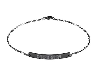 Tobillera con barra curva grabada "Good Girl"