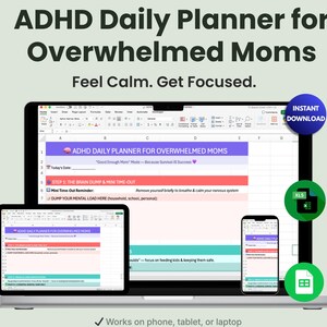 Pode incluir: Um planejador diário digital para mães sobrecarregadas com TDAH, exibido em um laptop, tablet e telefone. O título do planejador é visível, junto com o texto "Feel Calm. Get Focused." A imagem inclui um botão "Download instantâneo".