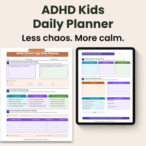 以下が含まれることがあります： 「ADHD Kids Daily Planner」の画像。テキストは「Less chaos. More calm.」です。印刷されたプランナーと、デジタルプランナーを表示するタブレットが表示されています。どちらのプランナーにも、毎日のタスクとスケジュール用のセクションがあります。