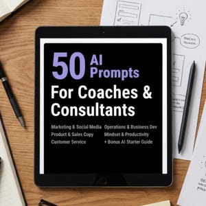 Op de afbeelding: Een zwarte tablet toont de tekst "50 AI Prompts For Coaches & Consultants" in wit en paars. De tablet ligt op een houten oppervlak met een pen, notitieblok en schetsen.
