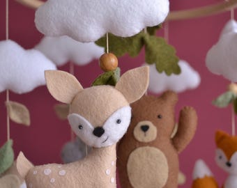 Giostrina per culla a tema bosco, decorazione per la cameretta con volpe, orso e cervo, regalo neutro per baby shower, creature del bosco e nuvole.