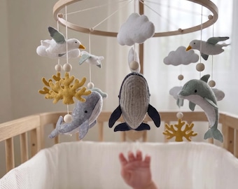 Giostrina per culla a tema oceano, balena, decorazioni per la cameretta a tema sottomarino, animali marini in feltro, regalo nautico per baby shower, decorazioni per la cameretta del bambino.