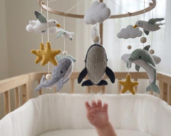 Giostrina per culla a tema nautico | Giostrina con balene | Animali marini in feltro | Decorazione per la cameretta | Regalo per baby shower unisex