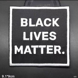 Può includere: Toppa ricamata "Black Lives Matter" su sfondo nero con cuciture bianche. La toppa misura 9,1 x 9 centimetri.