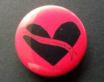 Spilla RIOT Grrrl Bikini Kill - Revolution Girl Style Now! Copertina dell'album