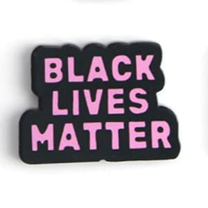 Può includere: Black Lives Matter scritto in lettere rosa su sfondo nero.