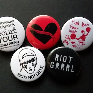 Paquete de 5 PINES de RIOT Grrrl: ¡calcomanía gratis!