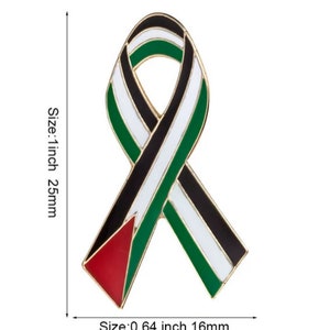 Puede incluir: Un pin de cinta verde, blanco y negro con un triángulo rojo en el centro. El pin tiene un tamaño de 1 pulgada (2,5 cm).
