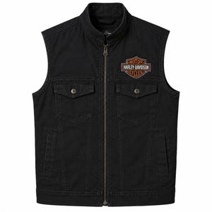 Könnte beinhalten: Schwarze Jeansweste mit Reißverschluss, zwei Brusttaschen und zwei Eingrifftaschen. Das Harley-Davidson-Logo ist in Orange und Weiß auf der linken Brust gestickt.
