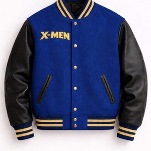Può includere: Giacca college blu e nera con la scritta "X-MEN" in oro. La giacca ha maniche in pelle nera, polsini e colletto a righe oro e nere e bottoni dorati.