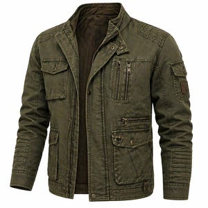 Peut inclure: Veste vert olive avec plusieurs poches, un col montant et une fermeture éclair sur le devant. La veste a un design matelassé aux épaules et un écusson sur le haut du bras. Fabriqué dans un matériau durable.