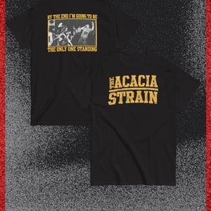 Pode incluir: Uma t-shirt preta de manga curta com um gráfico amarelo na frente que diz THE ACACIA STRAIN. A parte de trás da t-shirt apresenta uma fotografia de concerto a preto e branco com o texto amarelo BY THE END I'M GOING TO BE THE ONLY ONE STANDING.