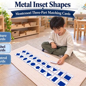 Puede incluir: Un conjunto de tarjetas de correspondencia Montessori de tres partes con formas geométricas azules sobre fondo blanco. El set incluye tarjetas con imágenes, etiquetas y tarjetas de control, organizadas en filas sobre una alfombra clara. Texto: Metal Inset Shapes.