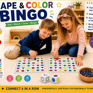 Puede incluir: Juego de bingo Shape & Color que incluye dos dados blancos con formas y colores, dos tableros de juego de cuadrícula con formas geométricas coloridas, un cuenco de madera con piedras de vidrio y una hoja de fichas negras redondas.
