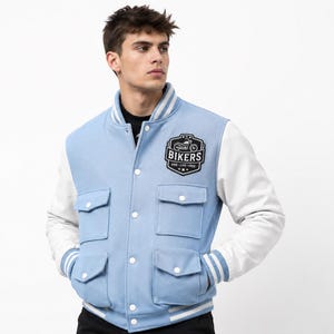 Męska kurtka baseballowa Gen Z Bikers Varsity, jasnoniebieska, wełniana, z białymi rękawami, naszywką z logo na klatce piersiowej, grubą podszewką, 4 kieszeniami z patkami, kurtka baseballowa