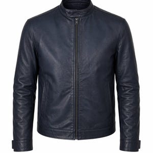 Pode incluir: Casaco de couro azul marinho com gola alta e zíper completo. O casaco tem mangas compridas com punhos abotoados e dois bolsos laterais. O couro tem uma aparência ligeiramente texturizada.