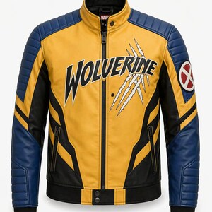 Könnte beinhalten: Gelb-blaue Wolverine-Jacke mit schwarzen Akzenten. Auf der Jacke steht das Wort "Wolverine" in Weiß, zusammen mit Krallen. Sie hat einen Reißverschluss, einen Stehkragen und das Marvel-Logo auf dem Ärmel.