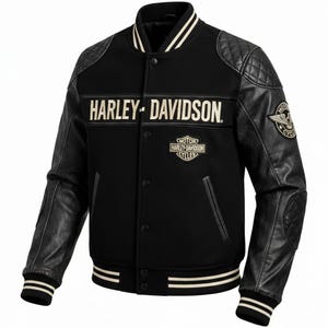 Könnte beinhalten: Schwarze Harley-Davidson Collegejacke mit Lederärmeln und gesteppten Schulterpatches. Die Jacke hat das Harley-Davidson-Logo auf der Brust und einen Aufnäher auf dem Ärmel. Kragen, Manschetten und Saum haben weiße Streifen.