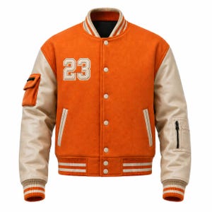 Può includere: Giacca college arancione con maniche color crema e colletto, polsini e orlo a coste. La giacca presenta il numero "23" sul petto e una piccola tasca sulla manica sinistra. Chiusura con bottoni a pressione e tasca con zip sulla manica destra.