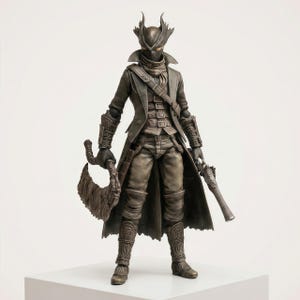 Pode incluir: Uma figura de ação detalhada em cinza escuro de um caçador vestindo um sobretudo, um chapéu de abas largas e armadura intrincada nos braços e pernas. A figura segura uma lâmina serrilhada curva grande e uma arma de fogo de cano longo.