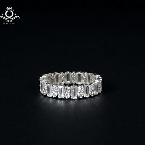 Anillo apilable de oro macizo con esmeralda cultivada en laboratorio y talla redonda.