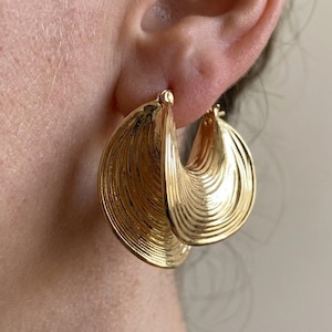 Pendientes de aro dorados, pendientes gruesos acanalados plisados ondulados, concha escultórica abstracta en forma de media luna chapada en oro de 22k, regalos geométricos retro llamativos
