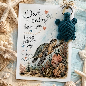 Puede incluir: Una tarjeta del Día del Padre con una ilustración de una tortuga marina, un arrecife de coral y el texto "Dad, I turtley love you Happy Father's Day Love Anya xxx". Un llavero de tortuga de macramé azul oscuro está sujeto arriba.