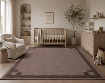 Tappeto in lana trapuntato a mano, con bordo malva e tortora, ideale per la cameretta dei bambini.