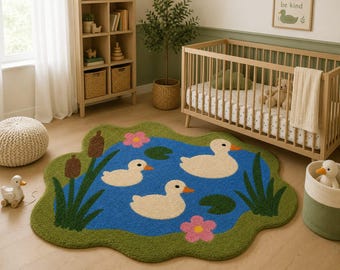 Tappeto in lana trapuntato a mano con motivo di anatre e laghetto, forma irregolare, ideale per cameretta, sala giochi e decorazione per bambini piccoli.