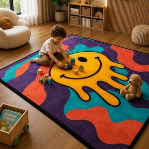 Puede incluir: Una colorida alfombra con un gran diseño de carita sonriente amarilla. La alfombra presenta un fondo morado con patrones de ondas naranjas y turquesas. Un niño está jugando en la alfombra con bloques de madera y un coche de juguete.